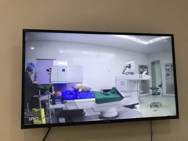 9月9日,杭州易游体育举行全飞秒近视手术演示,在半个多小时内,杜新华院长为6名近视患者 施行了德国蔡司VisuMax3.0版全飞秒手术,大伙亲身体会到了SMILE手术的快速、轻松、微创、安全。一名在手术室外等候的家属表示,犹豫担心了一年多,女儿终于可以笑看人生。.jpg 9月9日,杭州易游体育举行全飞秒近视手术演示,在半个多小时内,杜新华院长为6名近视患者 施行了德国蔡司VisuMax3.0版全飞秒手术,大伙亲身体会到了SMILE手术的快速、轻松、微创、安全。一名在手术室外等候的家属表示,犹豫担心了一年多,女儿终于可以笑看人生。.jpg