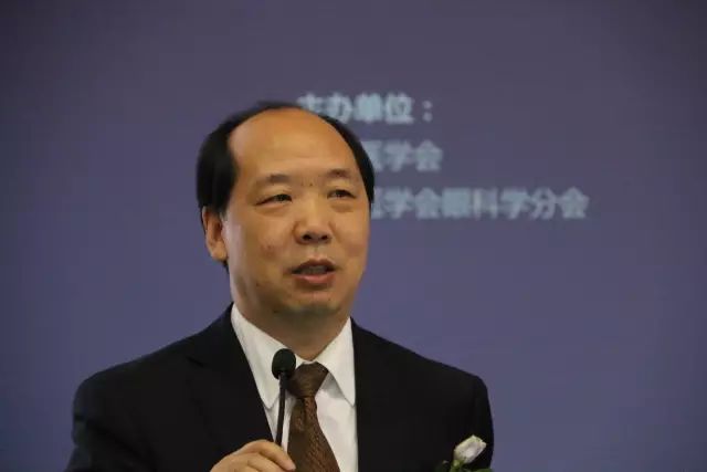 易游体育集团业务副总院长郭海科教授介绍《中国白内障眼科医师明日之星计划》.jpg 易游体育集团业务副总院长郭海科教授介绍《中国白内障眼科医师明日之星计划》.jpg