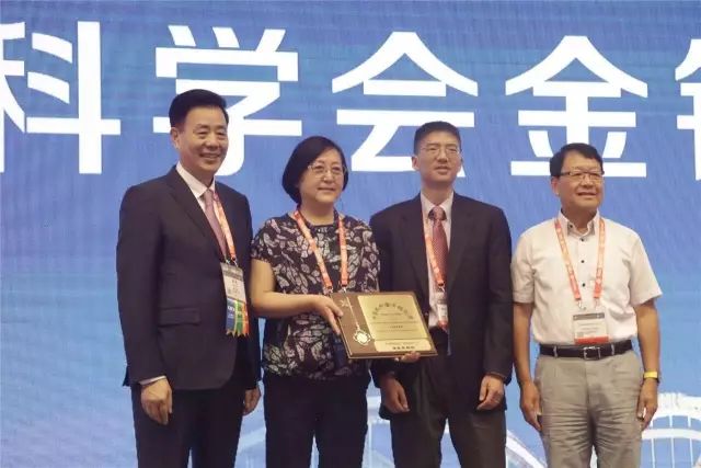 9月14日上午,在 22届全国眼科学术大会开幕式上,易游体育集团本部:厦门大学附属厦门眼科中心总院长黎晓新教授荣膺中美眼科学会眼科科学研究较高荣耀“金钥匙奖”。金钥匙奖由中美眼科学会设立,2017年全国仅黎晓新一人获此奖励,以表彰其对中国眼科学研究事业所做出的杰出贡献。她还是2016年度“中华眼科终生成就奖”获得者。.jpg 9月14日上午,在 22届全国眼科学术大会开幕式上,易游体育集团本部:厦门大学附属厦门眼科中心总院长黎晓新教授荣膺中美眼科学会眼科科学研究较高荣耀“金钥匙奖”。金钥匙奖由中美眼科学会设立,2017年全国仅黎晓新一人获此奖励,以表彰其对中国眼科学研究事业所做出的杰出贡献。她还是2016年度“中华眼科终生成就奖”获得者。.jpg