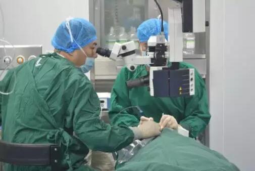 9月29日,一名先天性右眼角巩膜皮样瘤患者在重庆易游体育进行角膜移植医治。22小时的等待,2小时的手术,患者顺利通过皮样瘤切除术+板层角膜移植术重获美丽。.jpg 9月29日,一名先天性右眼角巩膜皮样瘤患者在重庆易游体育进行角膜移植医治。22小时的等待,2小时的手术,患者顺利通过皮样瘤切除术+板层角膜移植术重获美丽。.jpg