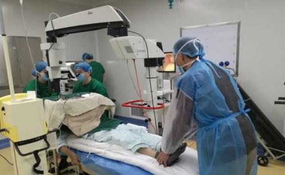 　10月25日，东莞易游体育完成一  白内障手术，年逾七旬的高大爷，已有十几年的糖尿病史，还有9年重度的帕金森病史。更不幸的是近期又爆发出了急性青光眼，视力急速下降，使得高大爷的情绪焦虑、抑郁.jpg