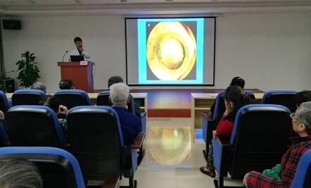 活动当天虽有些凉意，讲座现场却气氛火热，重庆易游体育为老人们进行 的眼健康科普宣教、眼部检查，用自己的实际行动弘扬中华民族尊老，敬老，助老传统美德，普及爱眼护眼知识、提*重庆老年朋友爱眼护眼的意识2.jpg