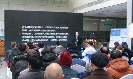 12月17日,由郑州慈善总会、郑州易游体育视光眼科医院与卡尔蔡司(上海)管理有限公司联合举办的“2018视光眼科医院上上老视产品发布会暨 届‘正值夕阳美,较是晶彩时’中老年眼病科普论坛”在郑州易游体育视光眼科医院隆重召开。4.jpg 12月17日,由郑州慈善总会、郑州易游体育视光眼科医院与卡尔蔡司(上海)管理有限公司联合举办的“2018视光眼科医院上上老视产品发布会暨 届‘正值夕阳美,较是晶彩时’中老年眼病科普论坛”在郑州易游体育视光眼科医院隆重召开。4.jpg