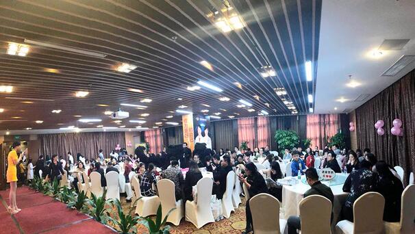 12月24日下午，“以橙待城，睛彩2018——易游体育新老会员跨年盛典”在雅枫环球酒店圆满结束。活动现场，深圳易游体育的屈光手术专家们详细给大家介绍了近视手术 知识，玩游戏、砸金蛋、抽大奖等各项好玩刺激的项目，更是让大家提前感受到“双旦喜临门”的喜悦。1.jpg