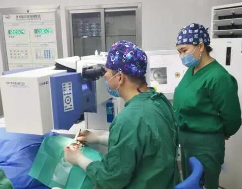 12月24日,一对夫妻一起来到贵阳阳明眼科医院双双通过飞秒手术摘掉了伴随了多年的眼镜。近视手术已为全球几千 人带来方便,身边做近视手术的朋友也并不少见,但是夫妻俩同时来做近视手术的可不多见。5.jpg 12月24日,一对夫妻一起来到贵阳阳明眼科医院双双通过飞秒手术摘掉了伴随了多年的眼镜。近视手术已为全球几千 人带来方便,身边做近视手术的朋友也并不少见,但是夫妻俩同时来做近视手术的可不多见。5.jpg