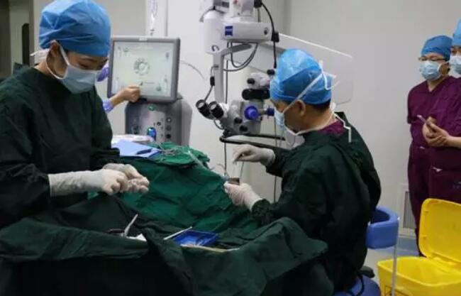 易游体育 席白内障专家郭海科教授 专程到杭为航天功臣操刀这次为两位老人做手术的便是手术量 全国并刷新世界白内障手术记录、入选《中国 百强榜》全国白内障 十*的郭海科教授。2.jpg