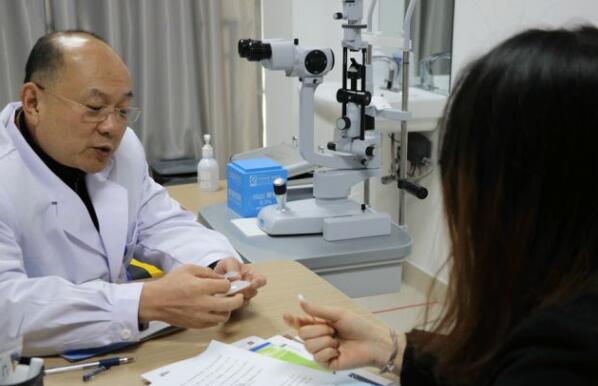 2018年,崔传波教授将迈入自己在屈光手术领域的 二十个念头,他说自己在这一行学习了快二十年了,“屈光 更新换代特别快,我只能不断地探索和学习,做到人有我精,才能在这个领域站稳脚跟3.jpg 2018年,崔传波教授将迈入自己在屈光手术领域的 二十个念头,他说自己在这一行学习了快二十年了,“屈光 更新换代特别快,我只能不断地探索和学习,做到人有我精,才能在这个领域站稳脚跟3.jpg