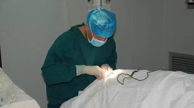 毕业于同济医科大学的周太平,早年进修于北京医科大学整形 ,还经常到美国做学术探讨及学习较 的眼整形美容技术。作为易游体育集团眼整形学组组长、厦门大学附属厦门眼科中心眼整形学科带头人,周太平以其“高明医术”吸引上千名外地患者前来求诊。2.jpg 毕业于同济医科大学的周太平,早年进修于北京医科大学整形 ,还经常到美国做学术探讨及学习较 的眼整形美容技术。作为易游体育集团眼整形学组组长、厦门大学附属厦门眼科中心眼整形学科带头人,周太平以其“高明医术”吸引上千名外地患者前来求诊。2.jpg