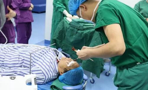 重庆易游体育安晓巨院长亲自为向婆婆施行“右眼瞳孔成形+白内障超声乳化吸除+人工晶体植入术”,并在术后给予抗炎对症支持医治,控制葡萄膜炎症状;为张阿婆施行“白内障超声乳化吸除+人工晶体植入术”。术后检查,向阿婆右眼视力从只有光感 到0.2;张婆婆视力从0.2 到0.6,视力都得到明显 5.jpg 重庆易游体育安晓巨院长亲自为向婆婆施行“右眼瞳孔成形+白内障超声乳化吸除+人工晶体植入术”,并在术后给予抗炎对症支持医治,控制葡萄膜炎症状;为张阿婆施行“白内障超声乳化吸除+人工晶体植入术”。术后检查,向阿婆右眼视力从只有光感 到0.2;张婆婆视力从0.2 到0.6,视力都得到明显 5.jpg