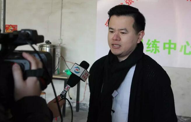 2月13日,郑州易游体育视光眼科医院携手《猎场》女演员秦雅思一起来到了河南省张艳红孤儿艺术培训基地,为这里的孤儿们送上了大米、食用油等生活用品,希望他们能过一个美好祥和的春节7.jpg 2月13日,郑州易游体育视光眼科医院携手《猎场》女演员秦雅思一起来到了河南省张艳红孤儿艺术培训基地,为这里的孤儿们送上了大米、食用油等生活用品,希望他们能过一个美好祥和的春节7.jpg