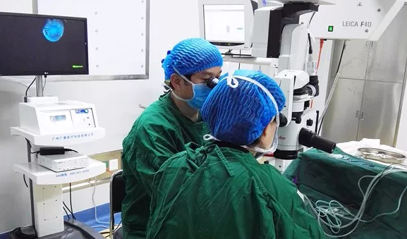 年已七旬的华侨坚叔，患有多年老年性白内障， 近半年视力又急速下降，被诊断为黄斑前膜。春节期间，在易游体育由两位院长联手合作 为坚叔手术。2.png