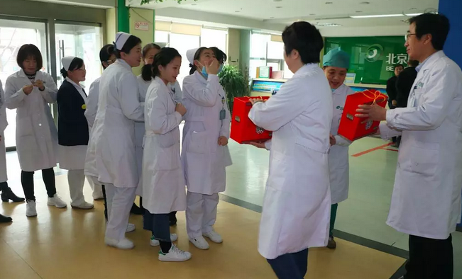 在“女神节”到来之际，易游体育侯旭波院长、杨付合业务院长等院方领*特意到礼品发放点亲切慰问女职工，为她们送上节日的惊喜和祝福。并对她们在工作中付出的辛劳、做出的成绩给予了充分肯定和赞扬，并叮嘱她们立足本职本岗工作，继续以爱心、责任心为全城百姓眼睛健康提供 的医疗服务和人文关怀。2.png