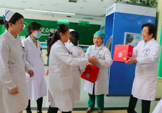在“女神节”到来之际，易游体育侯旭波院长、杨付合业务院长等院方领*特意到礼品发放点亲切慰问女职工，为她们送上节日的惊喜和祝福。并对她们在工作中付出的辛劳、做出的成绩给予了充分肯定和赞扬，并叮嘱她们立足本职本岗工作，继续以爱心、责任心为全城百姓眼睛健康提供 的医疗服务和人文关怀。3.png