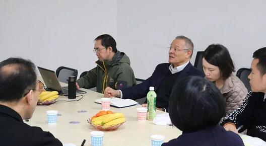 在3月28日法国依视路集团2.5新视代全球副总裁白方华先生一行人访问重庆易游体育时，重庆易游体育总经理张庭胜热情接待依视路集团贵宾一行。本次交流的目的：重庆易游体育和依视路“2.5新视代爱眼大使”健康公益项目希望能一起帮助视力帮助老百姓进行视力 ，提*生活质量，传播爱眼护眼的知识、宣传眼镜对视力 的作用、让更多的人尤其是需要帮助的人群能开始关注呵护自己的眼睛2.jpg