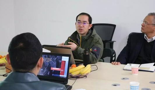 在3月28日法国依视路集团2.5新视代全球副总裁白方华先生一行人访问重庆易游体育时，重庆易游体育总经理张庭胜热情接待依视路集团贵宾一行。本次交流的目的：重庆易游体育和依视路“2.5新视代爱眼大使”健康公益项目希望能一起帮助视力帮助老百姓进行视力 ，提*生活质量，传播爱眼护眼的知识、宣传眼镜对视力 的作用、让更多的人尤其是需要帮助的人群能开始关注呵护自己的眼睛3.jpg