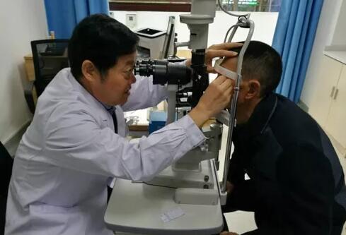 市民谢女士，左眼患白内障拖延就医，突然眼疼，头疼，恶心，近期也通过西安易游体育防盲致盲救助车接送至西安易游体育就诊，刘武装主任在检查时发现，谢女士是由于白内障膨胀继发了青光眼， 后做了白内障青光眼联合手术，但由于青光眼发作导致了视神经萎缩，视力 终只 到0.32.jpg