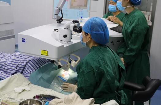 重庆易游体育屈光手术中心职红主任进行详细解答。长期佩戴隐形眼镜 不影响摘镜手术“不正确配戴隐形眼镜，会对眼睛造成一定的伤害，但是不会影响做近视手术， 通过严格的22项术前检查，就能接受适合自己的摘镜手术2.jpg