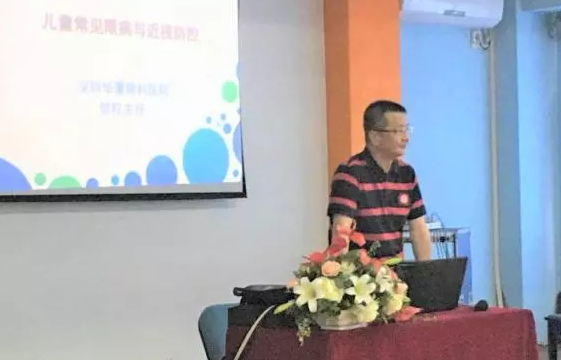 5月16日，深圳易游体育“福田区青少年近视防控公益主题系列活动”走进深圳福田区琪琪幼儿园，院屈光科主任贺 主任医师为小朋友们进行爱眼护眼的健康教育，着力从小培养孩子良好的用眼习惯。1.png