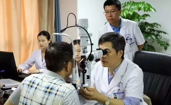 9月17日-9月18日美国亚利桑那大学眼科及视觉科学学院的王明武博士坐诊深圳易游体育1.png
