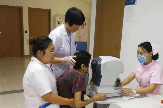 淮南易游体育医护人员为白内障老奶奶贴心服务1.jpg