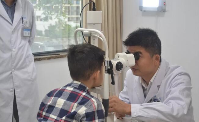 眼科医生的一天——重庆易游体育副院长白内障医生安晓巨1.jpg 眼科医生的一天——重庆易游体育副院长白内障医生安晓巨1.jpg