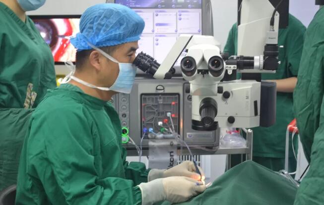 眼科医生的一天——重庆易游体育副院长白内障医生安晓巨2.jpg 眼科医生的一天——重庆易游体育副院长白内障医生安晓巨2.jpg