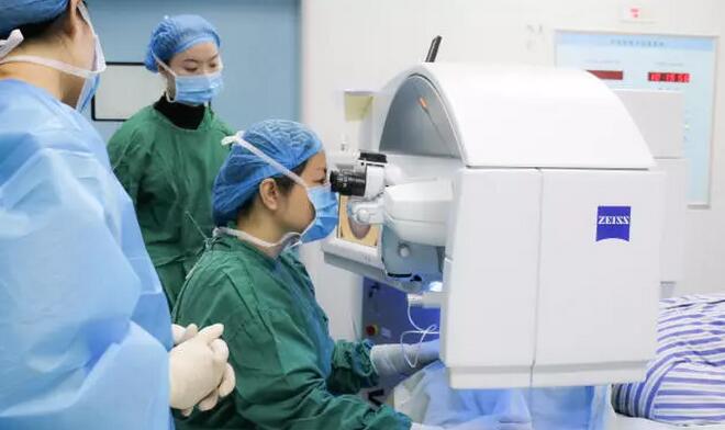 三十余年守护心灵的窗户，她是近视手术的安全舵手——重庆易游体育副院长汪红教授2.jpg