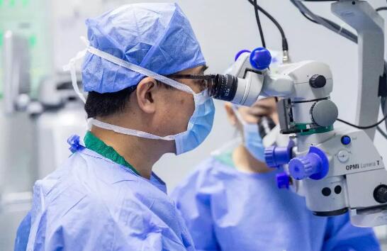 白内障患者顺利进行复明手术后 家属在朋友圈感谢青岛易游体育1.jpg