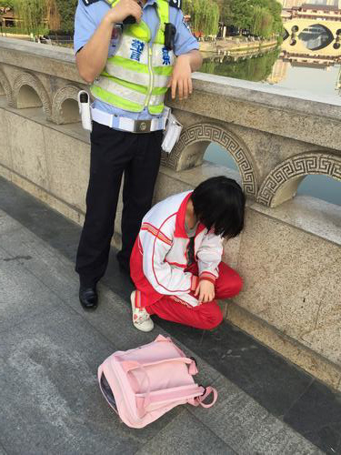 成都日报：女学生欲跳河轻生 成都易游体育职工路过救下