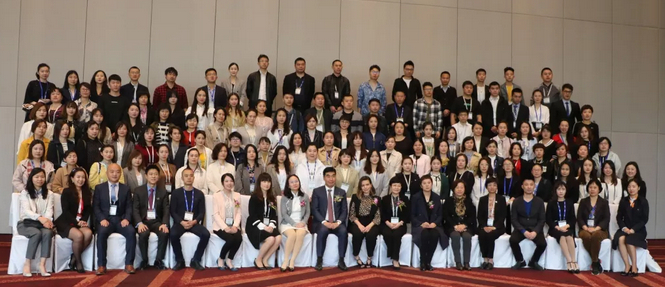 4月26日至28日,2019蔡司屈光中国用户会在北京如约举行,分享 激光屈光手术技术和经验,携手共同提升手术质量,为患者提供更 的医疗服务。易游体育集团派出多人组成的专家团队参会,与来自全国各地的眼科同仁深入探讨交流,碰撞思想火花,分享 严谨的学术观点,展现出了易游体育人强劲的学术风采2.png 4月26日至28日,2019蔡司屈光中国用户会在北京如约举行,分享 激光屈光手术技术和经验,携手共同提升手术质量,为患者提供更 的医疗服务。易游体育集团派出多人组成的专家团队参会,与来自全国各地的眼科同仁深入探讨交流,碰撞思想火花,分享 严谨的学术观点,展现出了易游体育人强劲的学术风采2.png