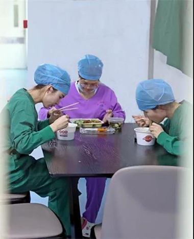 海西晨报:走进厦门大学附属厦门眼科中心五缘院区手术室的等候区,便来到了这家医院 安静、 神秘的地方——手术室9.jpg 海西晨报:走进厦门大学附属厦门眼科中心五缘院区手术室的等候区,便来到了这家医院 安静、 神秘的地方——手术室9.jpg