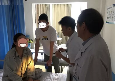 成都易游体育罗清礼院长为四处求医未果的河南眼眶肿瘤患者手术3.png 成都易游体育罗清礼院长为四处求医未果的河南眼眶肿瘤患者手术3.png