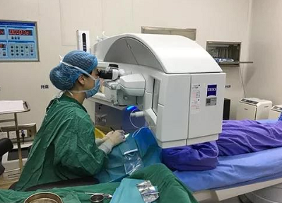 成都易游体育青光眼医生在本院接受全飞秒近视手术2.png