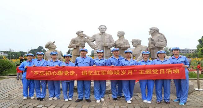 “不忘初心跟党走,追忆红军峥嵘岁月” ——厦门眼科中心第二党支部纪念建军92周年主题党日活动1.jpg “不忘初心跟党走,追忆红军峥嵘岁月” ——厦门眼科中心第二党支部纪念建军92周年主题党日活动1.jpg