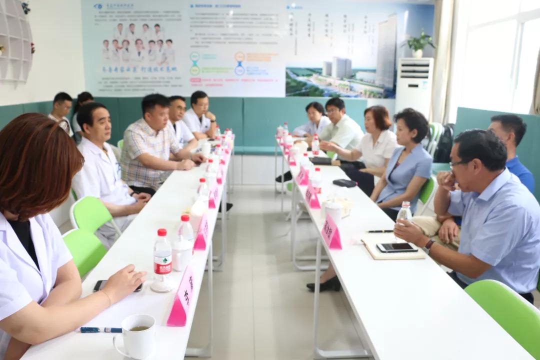 市学生视力不良调研组莅临青岛易游体育调研