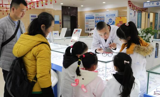 重庆易游体育迎来寒假首期“我是小小眼科医生体验活动”4.jpg 重庆易游体育迎来寒假首期“我是小小眼科医生体验活动”4.jpg