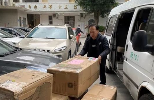 再捐20 只口罩!易游体育集团本部厦门眼科中心助力疫情防控攻坚战,传递光明与温暖3.png 再捐20 只口罩!易游体育集团本部厦门眼科中心助力疫情防控攻坚战,传递光明与温暖3.png