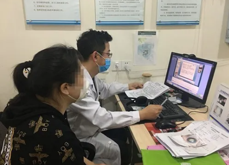  眼病患者在成都易游体育接受厦门眼科中心总院长黎晓新教授远程会诊2.png