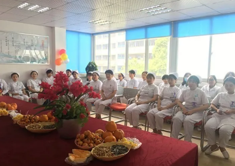 为了加强院内感控管理，使护理人员更加贴近患者，更利于护士自在的工作， 5月11日下午3点，成都易游体育全体护理人员齐聚会议室举行了脱帽仪式。2.png