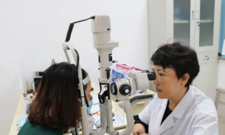 显微镜下,精细守护“心灵之窗” 专访重庆易游体育眼底“光明使者”——陈少军教授1.png 显微镜下,精细守护“心灵之窗” 专访重庆易游体育眼底“光明使者”——陈少军教授1.png