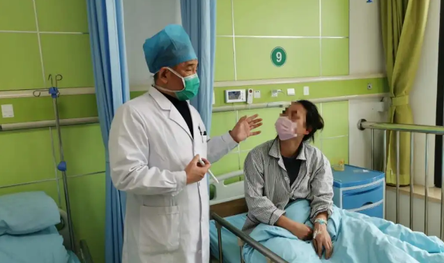 误将治鸡眼药水入眼角膜烧伤,幸及时送至厦门眼科中心.png 误将治鸡眼药水入眼角膜烧伤,幸及时送至厦门眼科中心.png