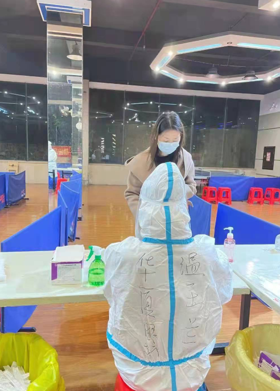 疫情下的“逆行者”:易游体育医务人员七天不分昼夜奋战在核酸采样现场2.png 疫情下的“逆行者”:易游体育医务人员七天不分昼夜奋战在核酸采样现场2.png