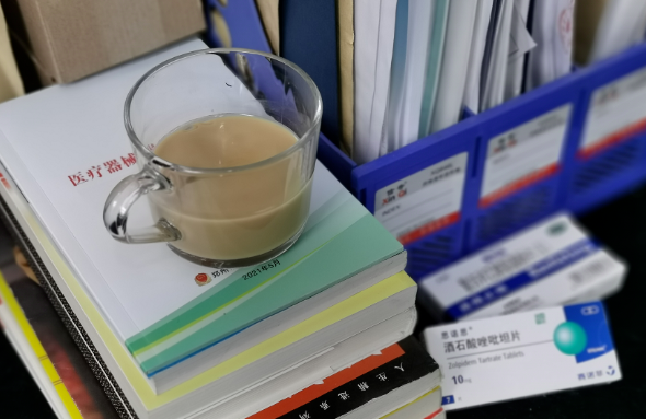 郑州易游体育视光:“狠人”刘苏冰的3件宝:咖啡、止疼片、安眠药,让她时刻处在较佳状态。找她做近视手术,放心!2.png 郑州易游体育视光:“狠人”刘苏冰的3件宝:咖啡、止疼片、安眠药,让她时刻处在较佳状态。找她做近视手术,放心!2.png