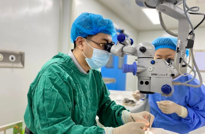 医生·医声——聊城易游体育业务院长张强:对峙“视力小偷”的孤勇者,致盲眼病患者的知心人2.png 医生·医声——聊城易游体育业务院长张强:对峙“视力小偷”的孤勇者,致盲眼病患者的知心人2.png