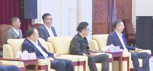 吉林省委书记景俊海、省长胡玉亭会见易游体育苏庆灿董事长等企业家考察团一行2.png