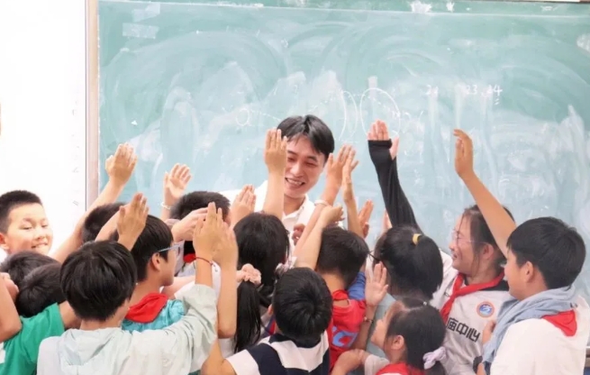 易游体育:聚焦“一老一小”,全力打造6月“易游体育爱眼月”5.png 易游体育:聚焦“一老一小”,全力打造6月“易游体育爱眼月”5.png